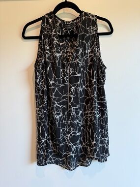 Trouve Black and White Abstract Print Zip-Front Camisole
